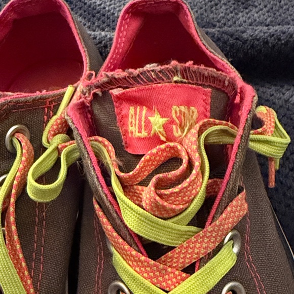 Vintage neon pink trim limited edition gray pink Converse low tops size 8 womens - Picture 2 of 7
